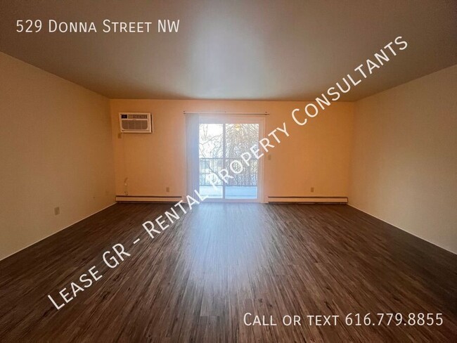 Building Photo - Spacious Two Bedroom Upper Apartment with ...