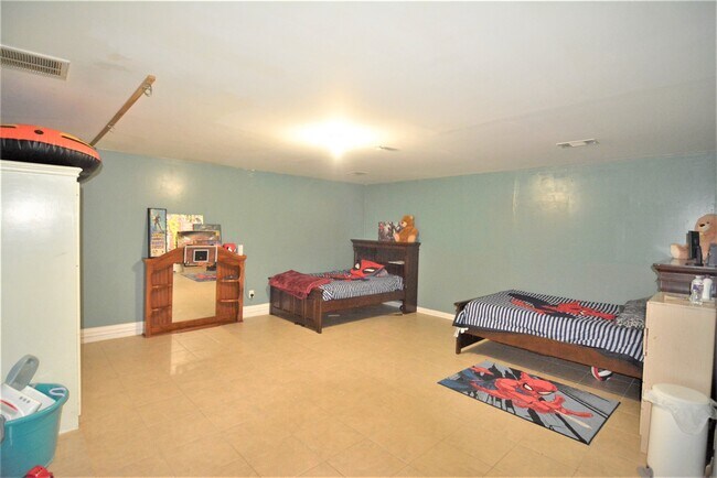 Building Photo - 7423 River Pines Dr