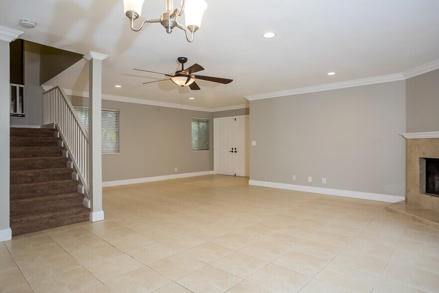 Building Photo - 580 NW 38th Ave