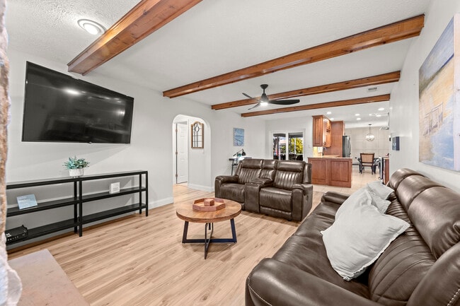 Building Photo - 762 SE River Ln