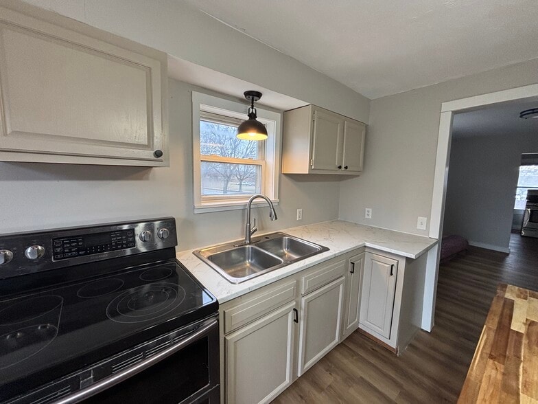 Building Photo - 668 Sullivan St