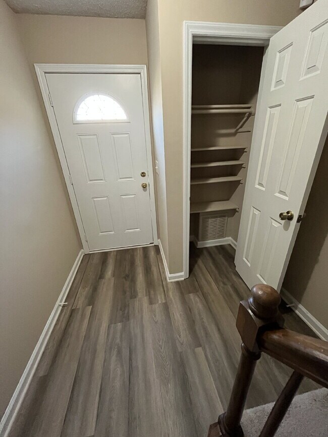 Building Photo - 917 Shelby Dr