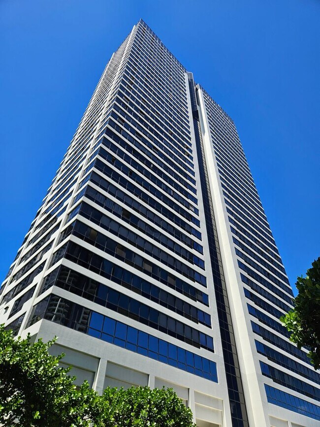 Building Photo - Royal Capitol Place Kakaako 1 Bedroom 1 Ba...