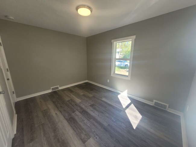 Building Photo - Recently Renovated 2 Bedroom, 1 Bathroom H...