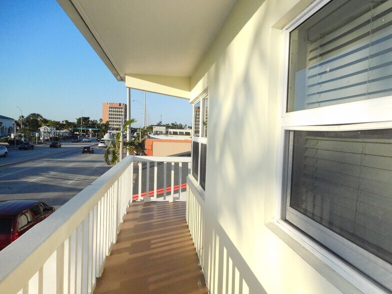 Large wrap-around balcony - 112 S Federal Hwy