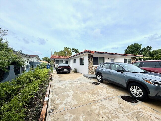 Building Photo - 931 SW 82nd Ave