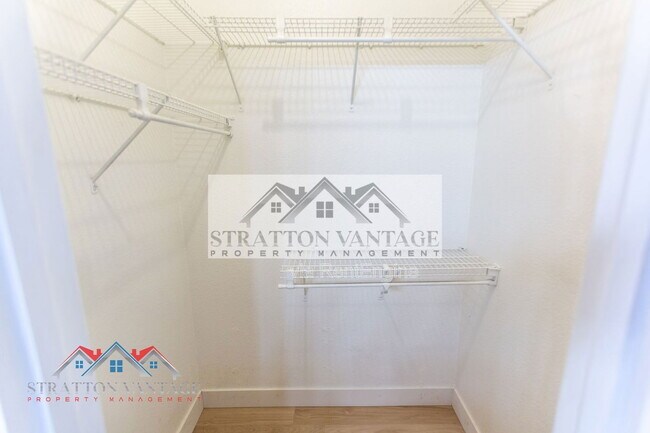 Building Photo - 1131 E Ferrara St