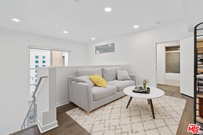 Building Photo - 325 N 1st St