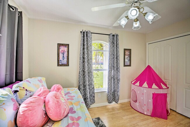 Building Photo - 421 SE 4th Pl