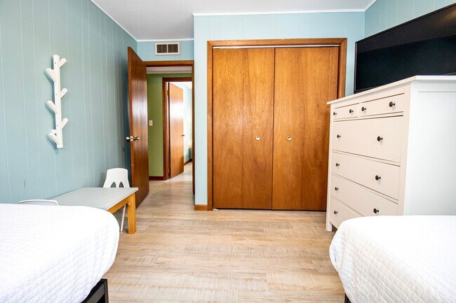 Building Photo - Charming Lakefront Home on Lake Skegemog – Off-Season Rental