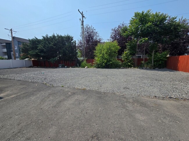 Building Photo - Beautiful Townhouse Available Now! Move In...