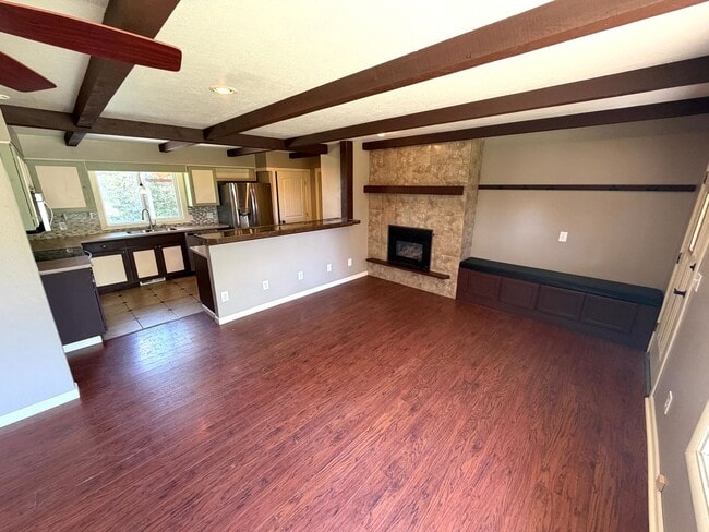Building Photo - Pet Friendly 2 bed 1/5 bath Single Family Home With Fully Fenced Yard and Garage in great neighbo...