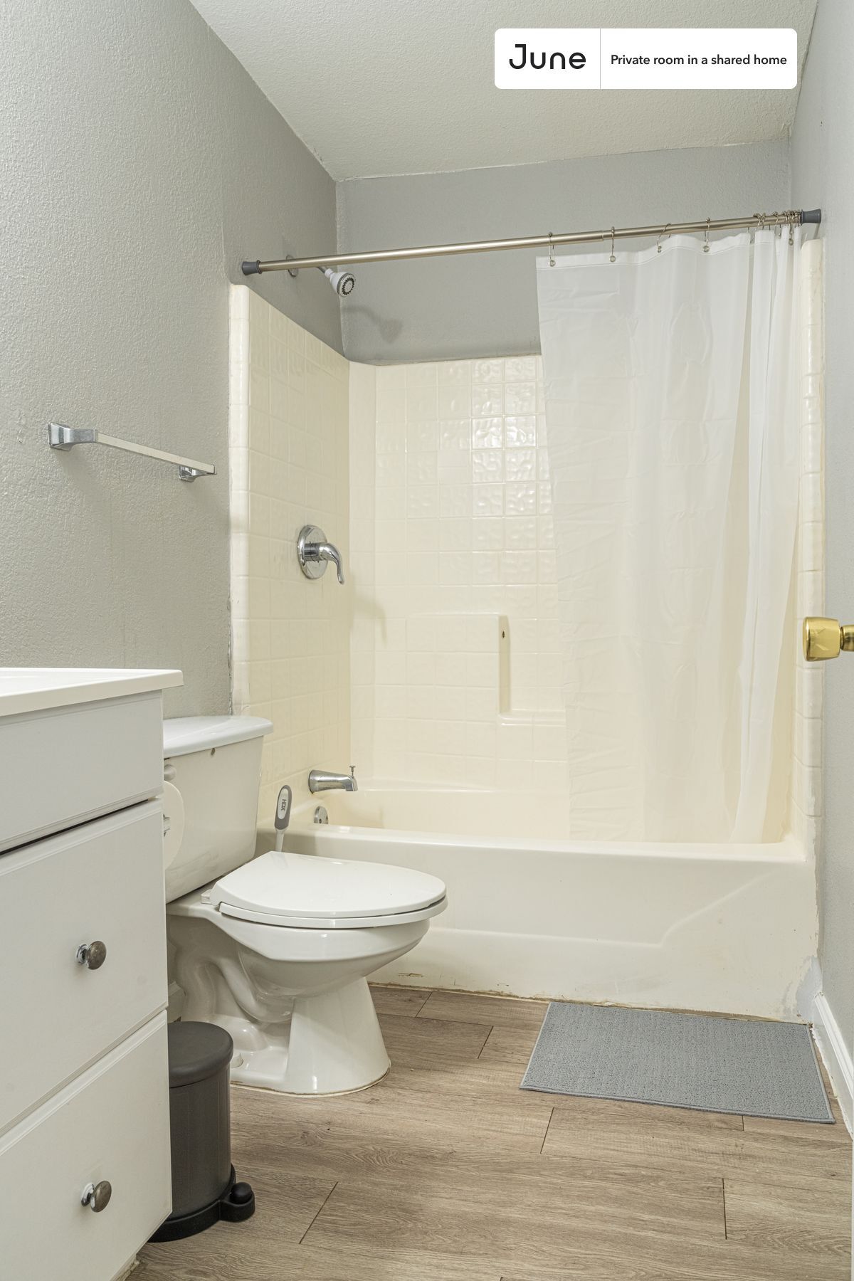 Building Photo - Private bedroom in 3 bed/2 bath Home