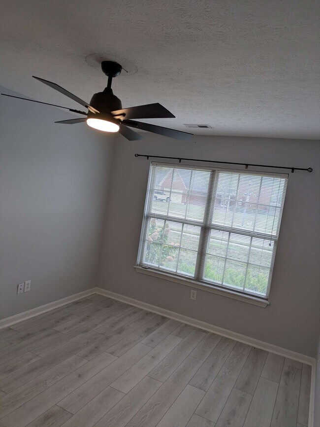 Building Photo - 4139 Lakeside Dr