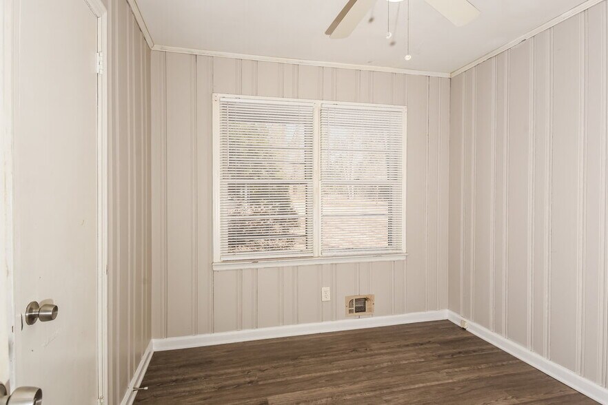 Building Photo - 1642 Pine Cir