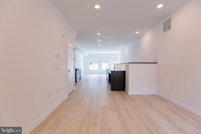 Building Photo - 1240 LeCount St