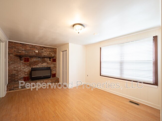Building Photo - 410 Peachtree Ln