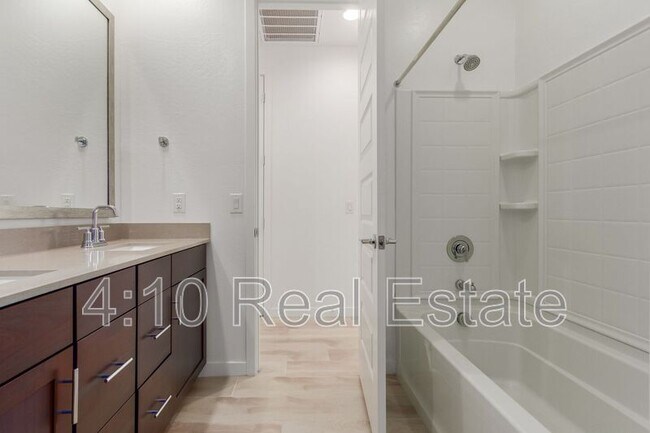 Building Photo - 2222 E Palmdale Ln