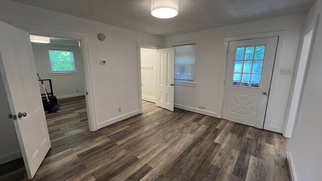 Building Photo - Very nicely remodeled 1 Bedroom Unit close...