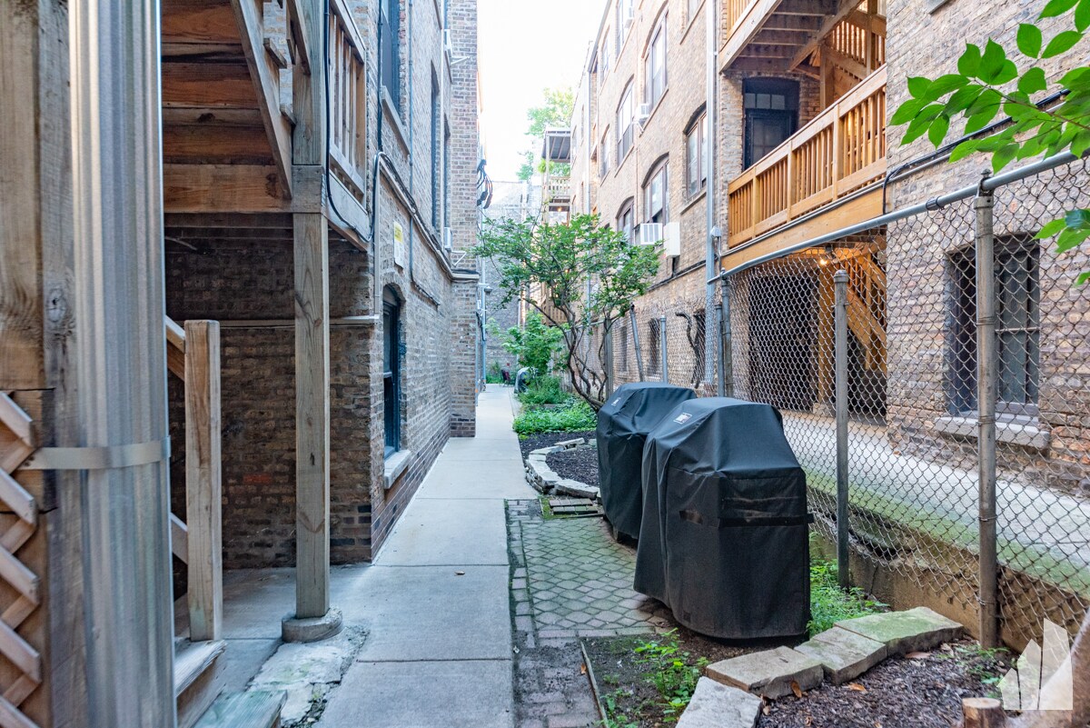 Building Photo - 450 W Surf St