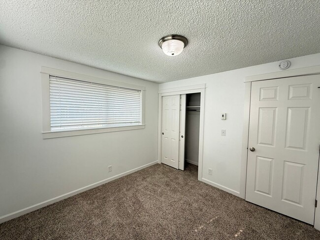Building Photo - 595 Mar Loop