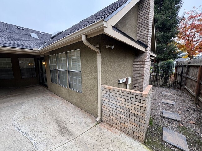 Building Photo - Entertainer delight rental home located in ''The Lakes'' subdivision Coming soon *Private Showing...