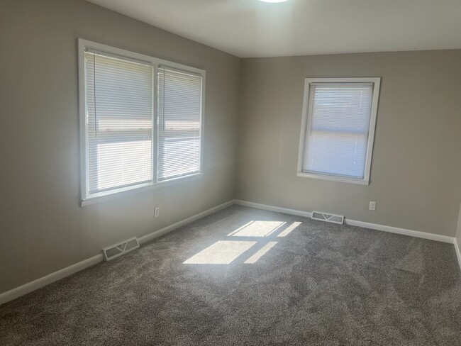 Building Photo - Welcome to this charming 3-bedroom, 1.5-ba...