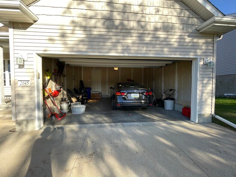 Garage - 2045 Rosewood Dr NW