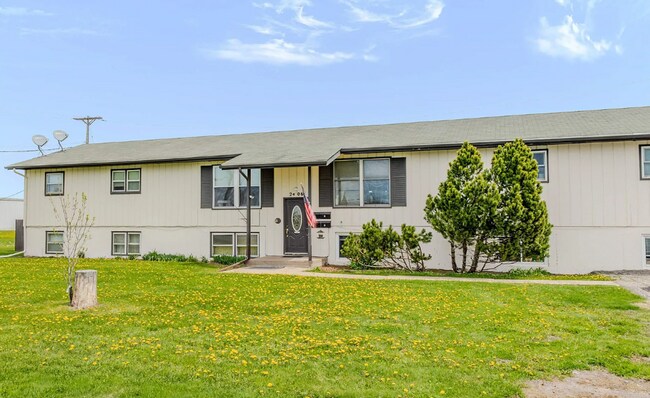 Building Photo - Spacious 3 Bedroom Apartment - AVAILABLE SEPTEMBER