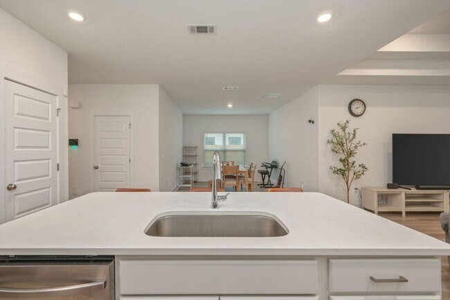 Building Photo - 3 Bedroom plus office/flex space in Crestv...