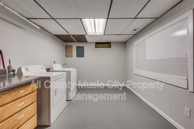 Building Photo - 209 Rhine Dr