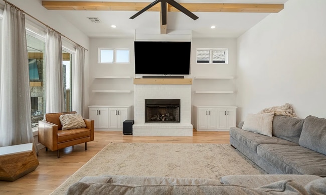 Building Photo - Gorgeous 4 bedroom & 4 Bath Luxury Home in...