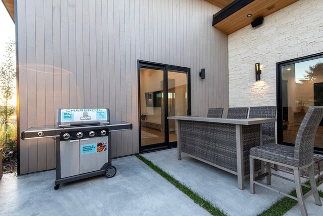 Building Photo - 779 Lucia Ln