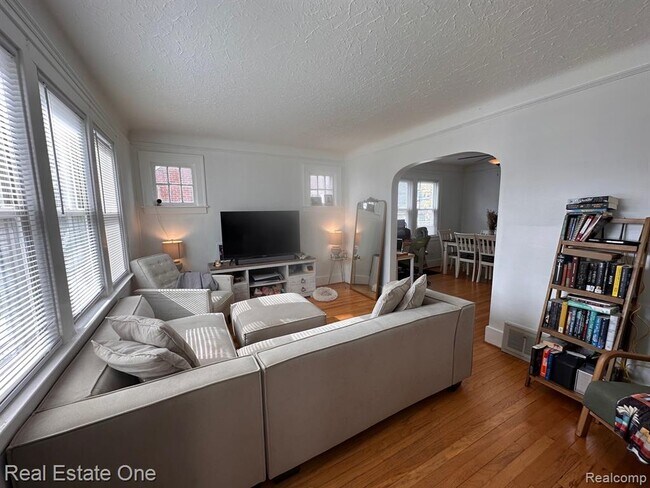 Building Photo - 122 W Houstonia Ave