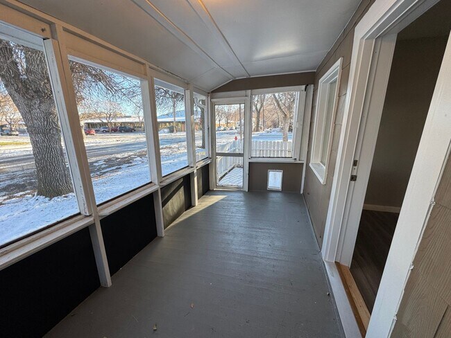 Building Photo - Cozy Updated 2-Bed Home with Garage