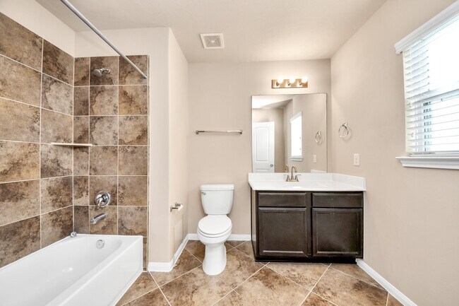 Building Photo - 3115 Lake Dr