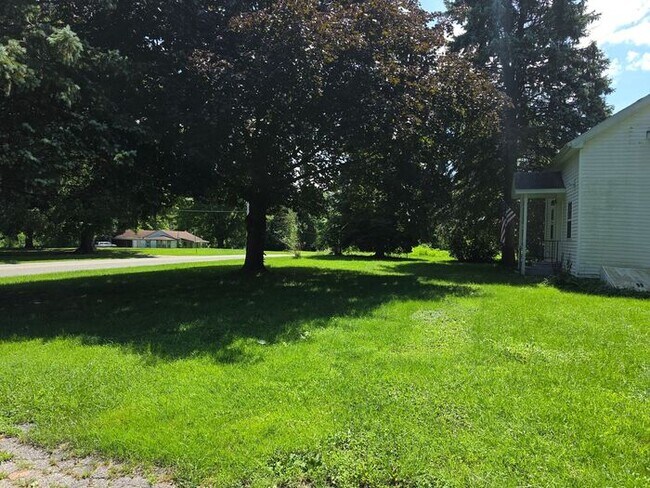 Building Photo - 3 bedroom home Eau Claire