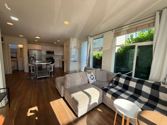 Building Photo - Fully Furnished - 9 Bed 3 Bath U-District Home!