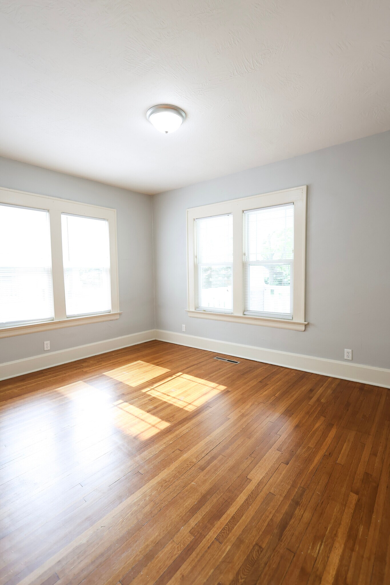 Building Photo - 1351 E Cherry St