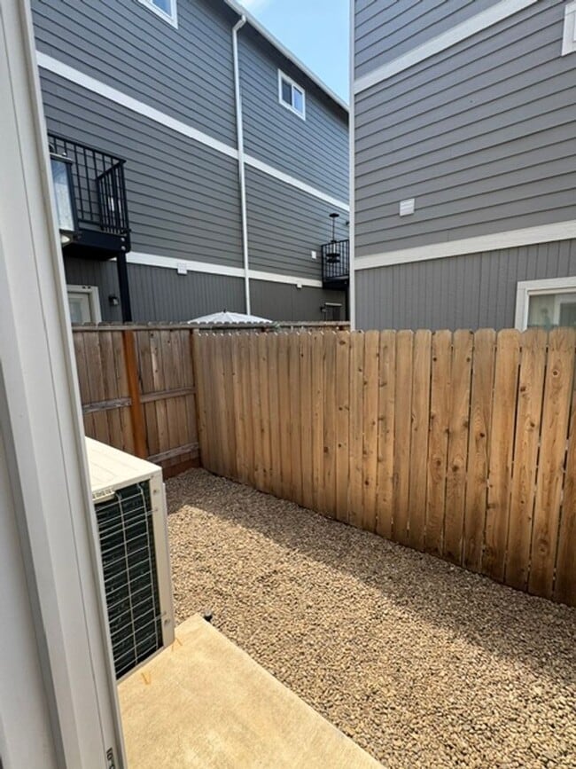 Building Photo - LIKE - NEW 3- BEDROOM TOWNHOME W/ GARAGE, FENCED YARD & PRIVATE 3RD BEDROOM OFF GARAGE