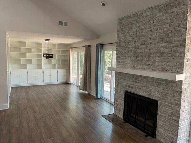 Building Photo - 25 Honey Locust Cir