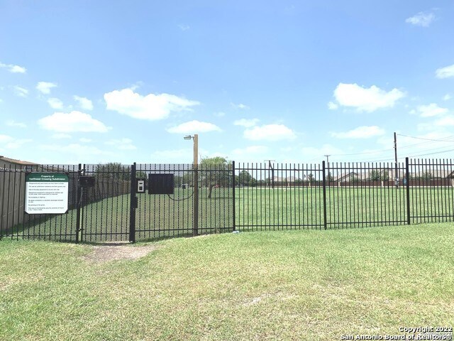 Building Photo - 624 NW Crossing Dr