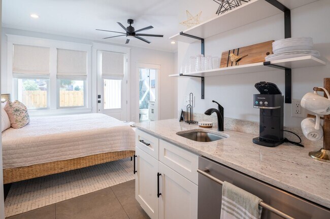 Building Photo - OFF-SEASON FURNISHED BEACH HOUSE AVAILABLE THRU BEGINNING OF APRIL