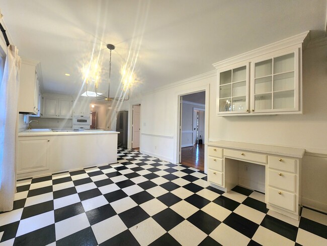 Building Photo - Sprawling Home in Bay Colony