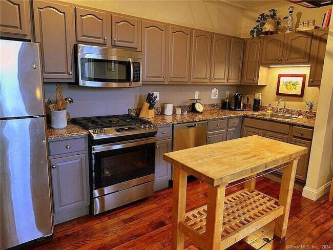 Building Photo - 145 Canal St E