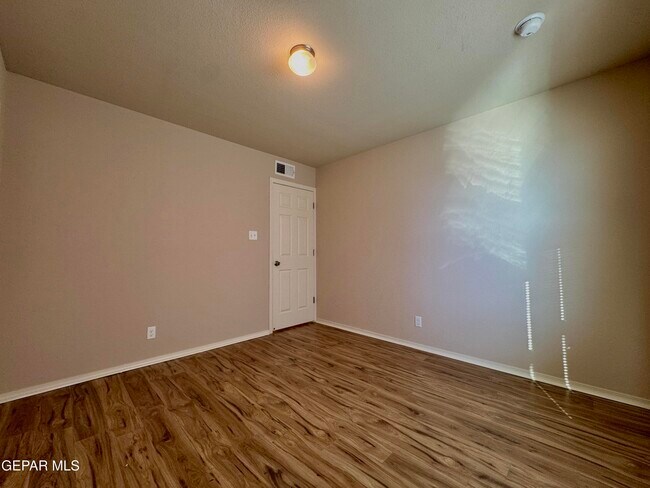 Building Photo - 3813 Loma Dante