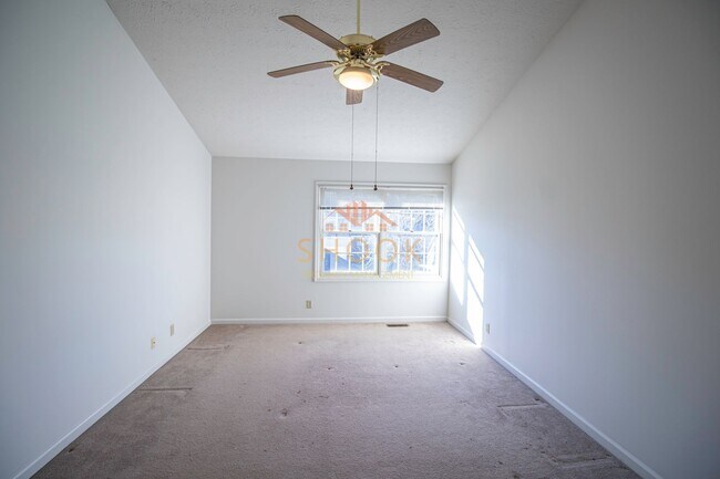 Building Photo - LARGE CONDO UNIT CLOSE TO CAMPUS - Available mid June