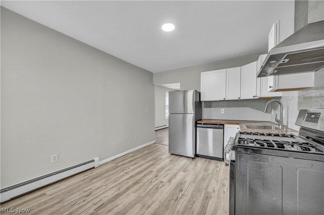 Building Photo - 3010 Daisy Ave
