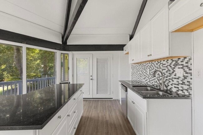 Building Photo - 801 Hilltop Cir