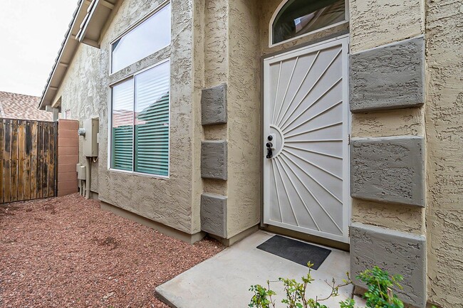 Building Photo - Great home in gated community!